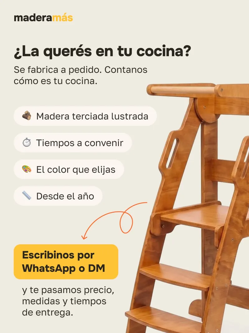 Bebé en la torre de aprendizaje, a la altura de la mesada de la cocina