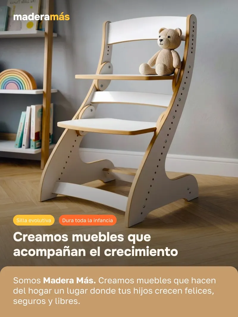 Silla evolutiva blanca con un osito sentado, en el rincón de juegos