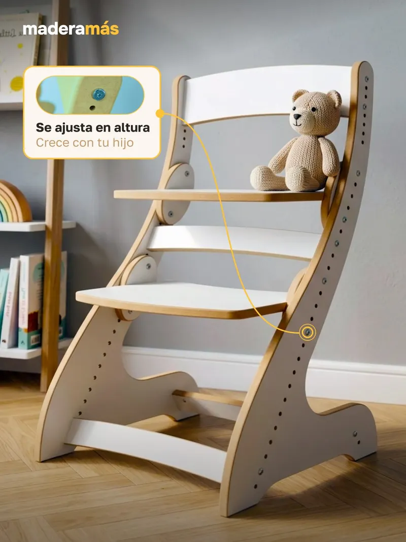Silla evolutiva blanca con un osito sentado, en el rincón de juegos